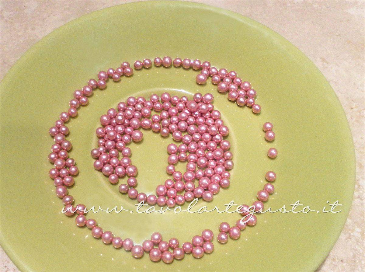Perline di zucchero rosa - Ricetta Biscotti decorati Orsetti del cuore Perline di zucchero rosa - Ricetta Biscotti decorati Orsetti del cuore