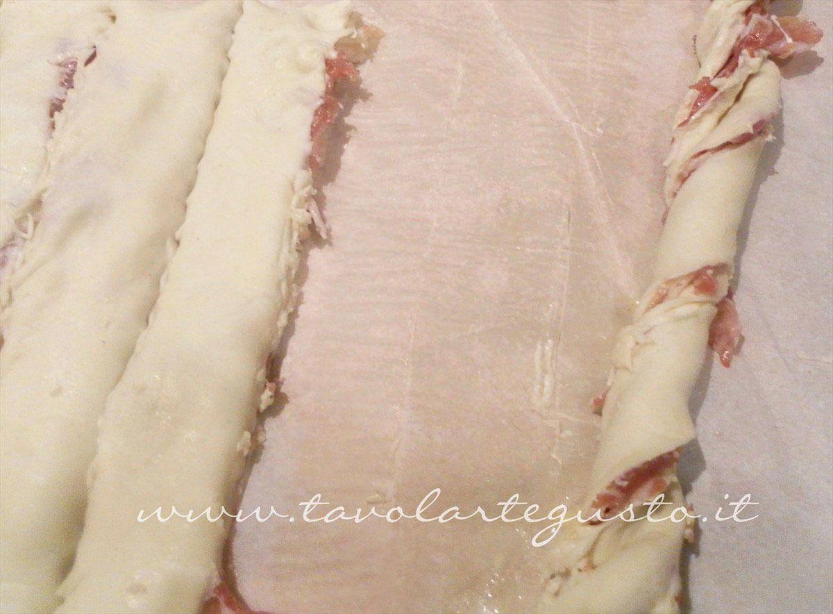Realizzare dei torciglioni - Ricetta Sfogliatine di coppa (pancetta coppata) Realizzare dei torciglioni - Ricetta Sfogliatine di coppa (pancetta coppata)
