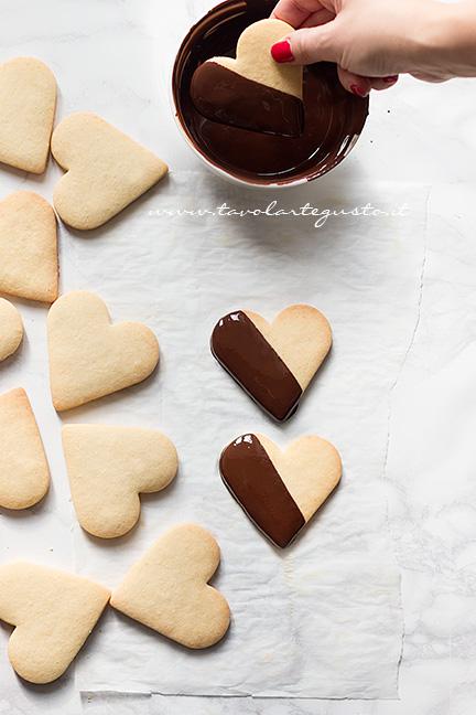 Ricoprire metà biscotto di pasta frolla con cioccolato fuso - Ricetta Biscotti frolla e cioccolato