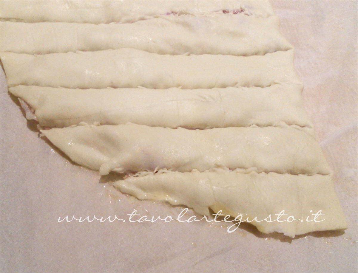 Ripiegare la pasta sfoglia e tagliare le strisce- Ricetta Sfogliatine di coppa (pancetta coppata) Ripiegare la pasta sfoglia e tagliare le strisce- Ricetta Sfogliatine di coppa (pancetta coppata)