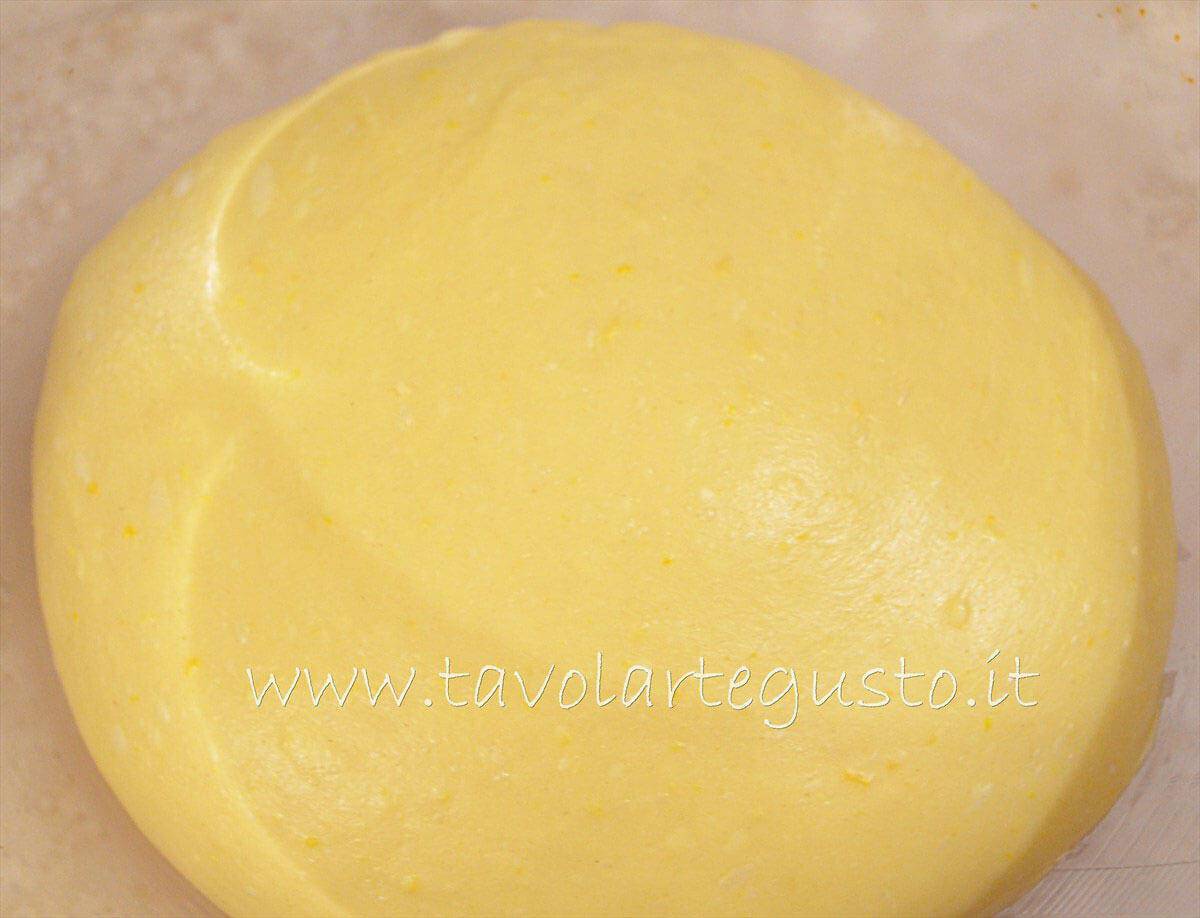 Adagiare la Pasta Brioche in una ciotola per la Prima lievitazione - Pasta Brioche Ricetta - Brioches dolci Adagiare la Pasta Brioche in una ciotola per la Prima lievitazione - Pasta Brioche Ricetta - Brioches dolci