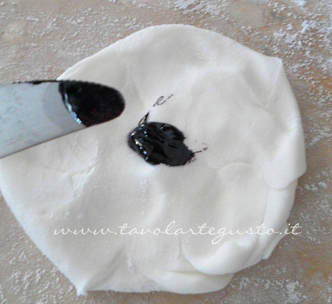 Adagiare sulla pasta di zucchero la punta di coltello di un colorate - Ricetta Pasta di Zucchero - Glassa Fondente Adagiare sulla pasta di zucchero la punta di coltello di un colorate - Ricetta Pasta di Zucchero - Glassa Fondente