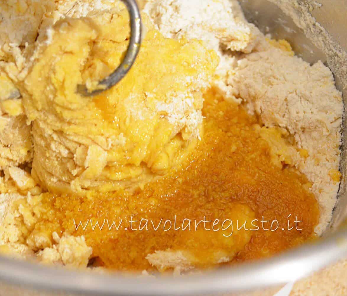 Aggiungere gli aromi - Pasta Brioche Ricetta - Brioches dolci Aggiungere gli aromi - Pasta Brioche Ricetta - Brioches dolci