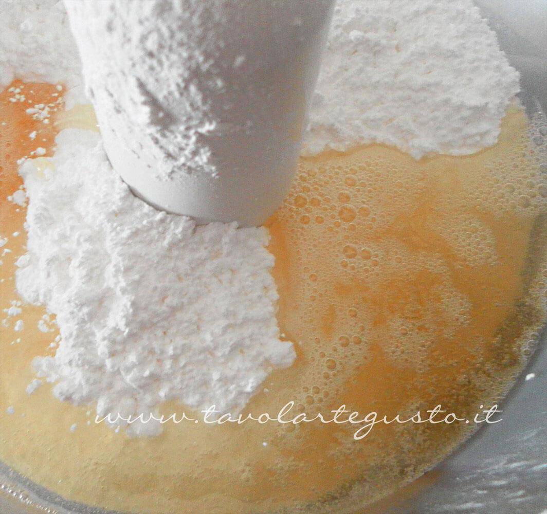 Aggiungere glucosio, gelatina e miele sciolti allo zucchero a velo - Ricetta Pasta di Zucchero - Glassa Fondente Aggiungere glucosio, gelatina e miele sciolti allo zucchero a velo - Ricetta Pasta di Zucchero - Glassa Fondente
