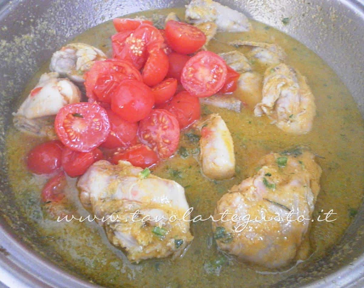 Aggiungere i pomodorini - Ricetta Coniglio alla Cacciatora Aggiungere i pomodorini - Ricetta Coniglio alla Cacciatora