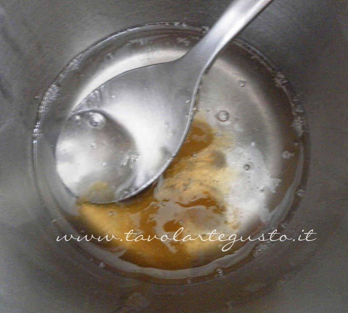 Aggiungere il miele - Ricetta Pasta di Zucchero - Glassa Fondente Aggiungere il miele - Ricetta Pasta di Zucchero - Glassa Fondente