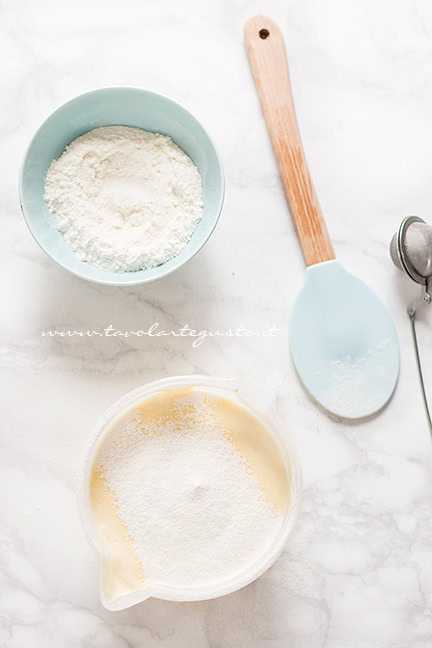Aggiungere la farina - Ricetta Pasta Biscotto