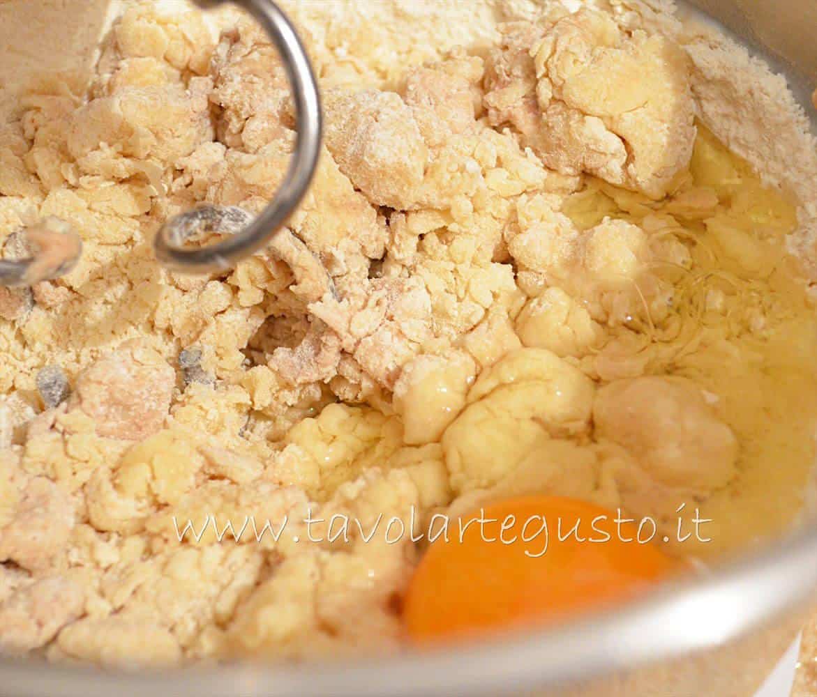 Aggiungere le uova uno alla volta - Pasta Brioche Ricetta - Brioches dolci Aggiungere le uova uno alla volta - Pasta Brioche Ricetta - Brioches dolci