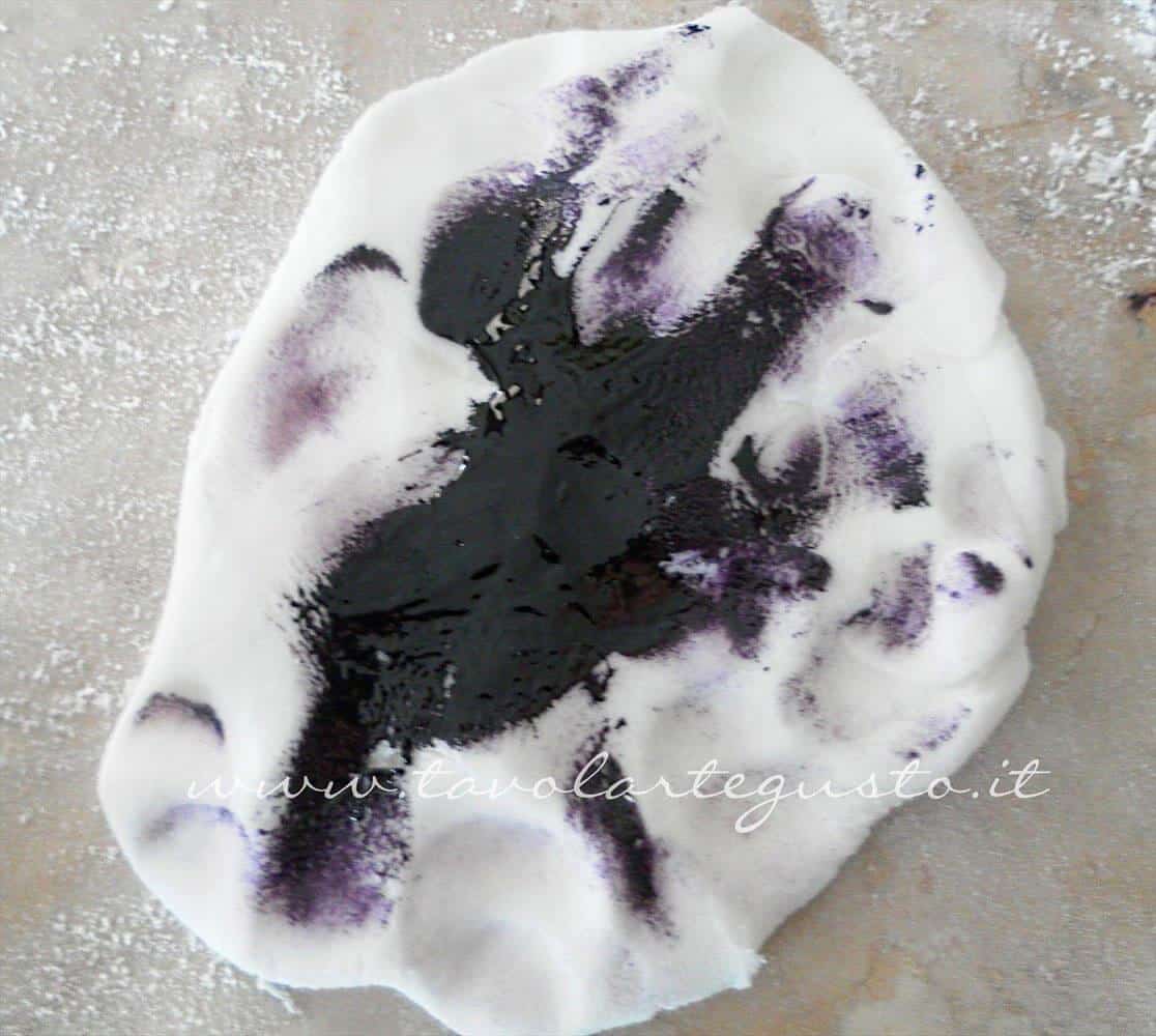 Cospargere il colorante sul panetto di pasta di zucchero - Ricetta Pasta di Zucchero - Glassa Fondente Cospargere il colorante sul panetto di pasta di zucchero - Ricetta Pasta di Zucchero - Glassa Fondente