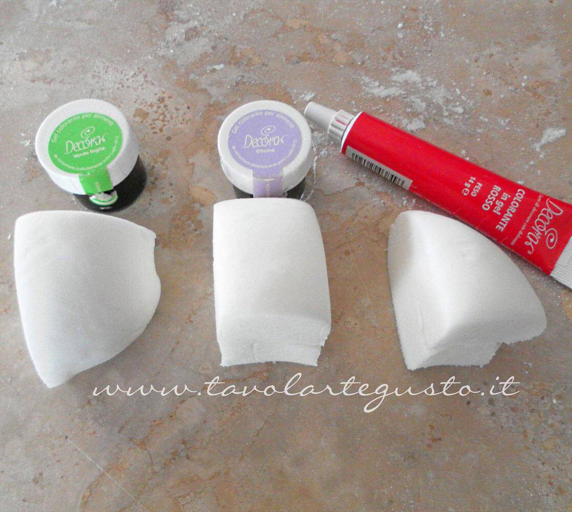 Dividere in panetti la pasta di zucchero per la colorazione -Ricetta Pasta di Zucchero - Glassa Fondente Dividere in panetti la pasta di zucchero per la colorazione -Ricetta Pasta di Zucchero - Glassa Fondente
