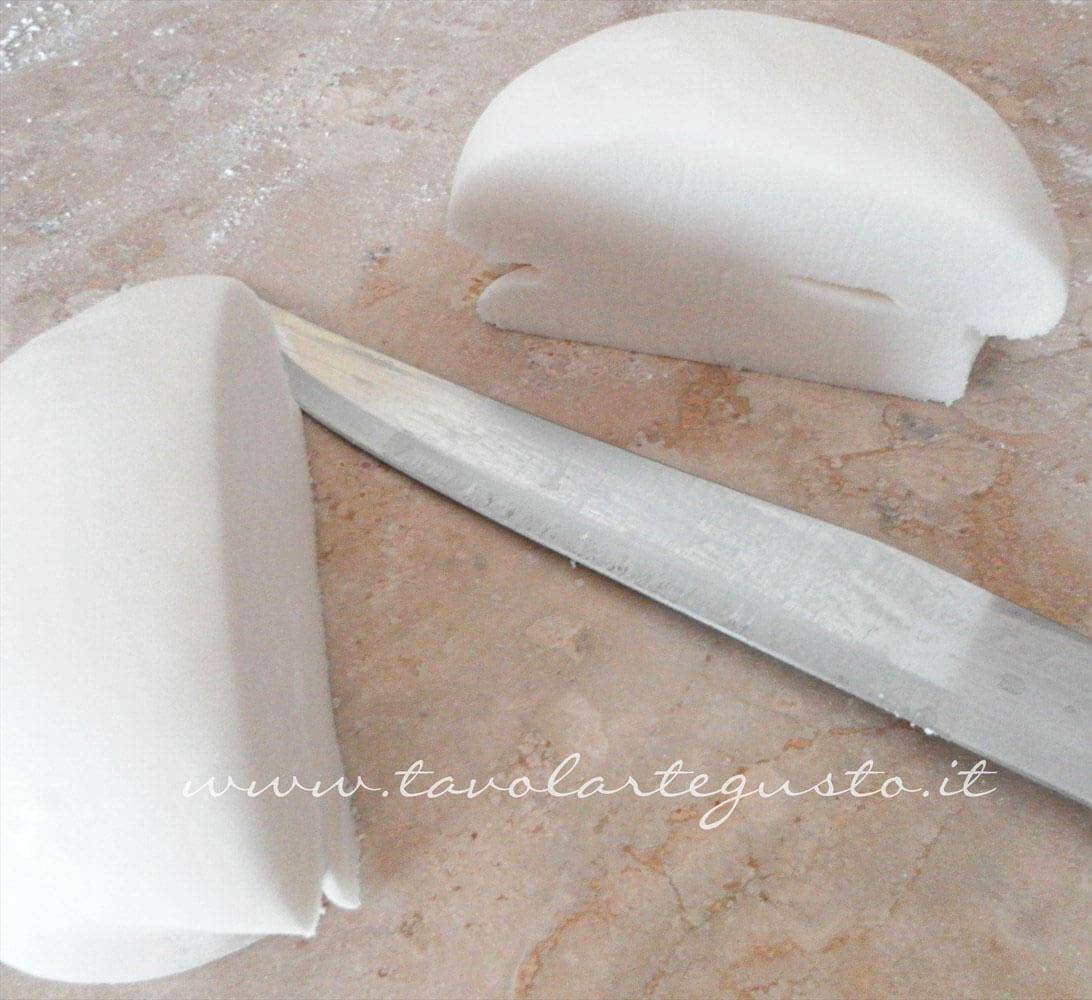 Dividere l'impasto - Ricetta Pasta di Zucchero - Glassa Fondente Dividere l'impasto - Ricetta Pasta di Zucchero - Glassa Fondente