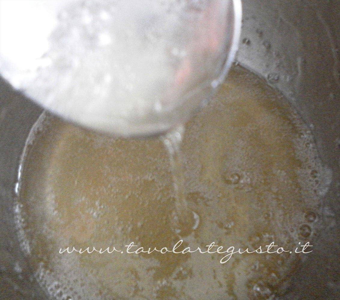 Glucosio, gelatina e miele sciolti - Ricetta Pasta di Zucchero - Glassa Fondente Glucosio, gelatina e miele sciolti - Ricetta Pasta di Zucchero - Glassa Fondente