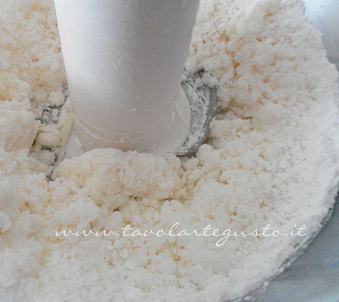 Impastare con un mixer gli ingredienti - Ricetta Pasta di Zucchero - Glassa Fondente Impastare con un mixer gli ingredienti - Ricetta Pasta di Zucchero - Glassa Fondente