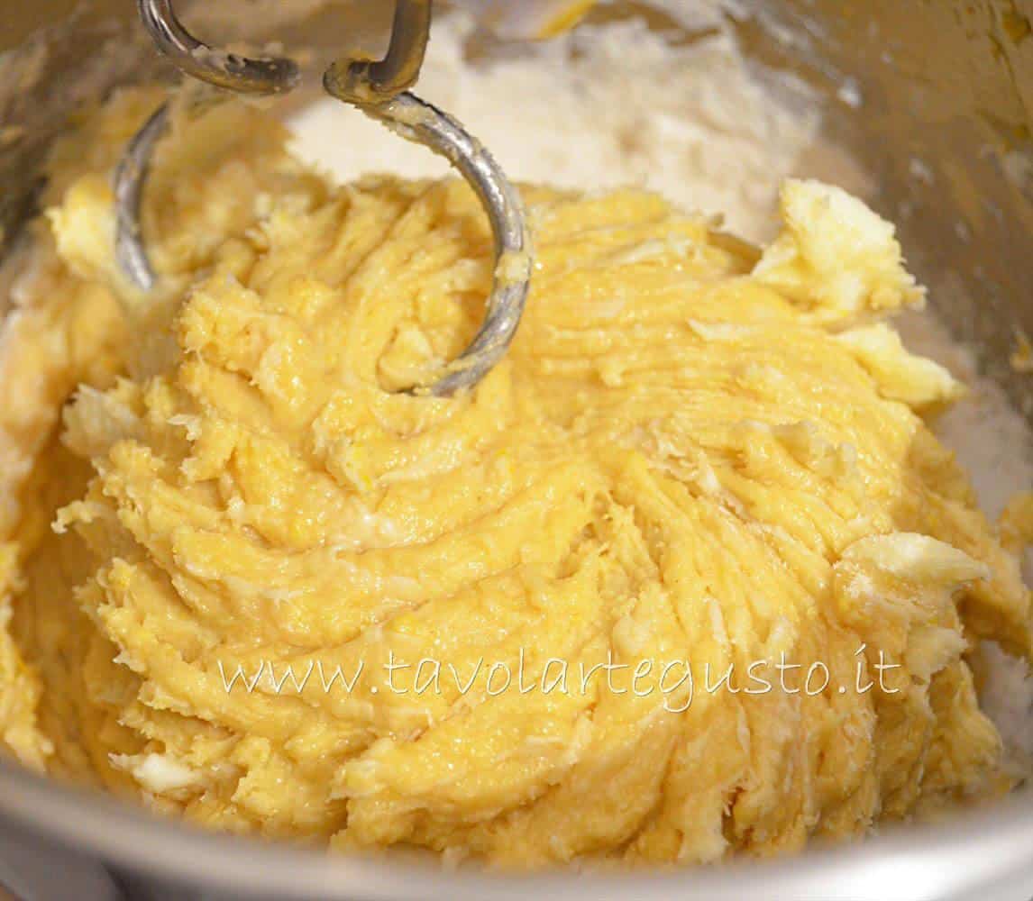 Impasto Pasta Brioche dopo pochi minuti - Pasta Brioche Ricetta - Brioches dolci Impasto Pasta Brioche dopo pochi minuti - Pasta Brioche Ricetta - Brioches dolci