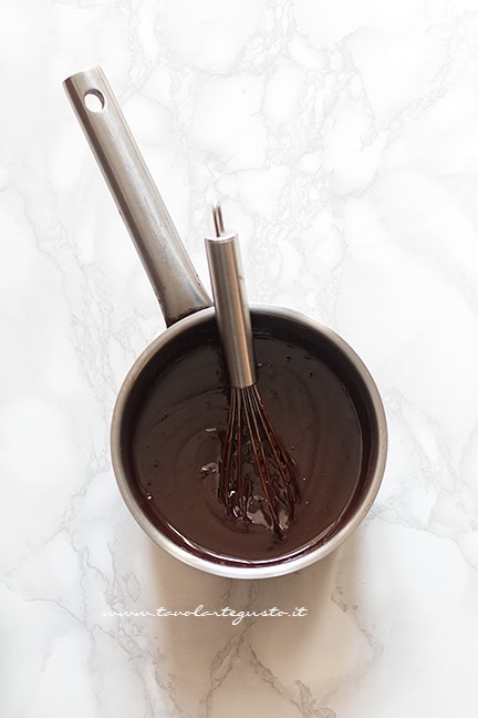 Mescolare bene il cioccolato con la panna - Ricetta Crema Ganache - Ganache al cioccolato