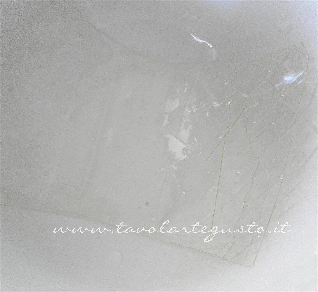 Mettere a mollo la gelatina in acqua fredda - Ricetta Pasta di Zucchero - Glassa Fondente Mettere a mollo la gelatina in acqua fredda - Ricetta Pasta di Zucchero - Glassa Fondente