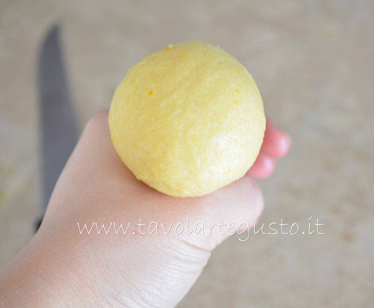 Pirlare la pasta Brioche per ricavare le palline lisce - Pasta Brioche Ricetta - Brioches dolci Pirlare la pasta Brioche per ricavare le palline lisce - Pasta Brioche Ricetta - Brioches dolci
