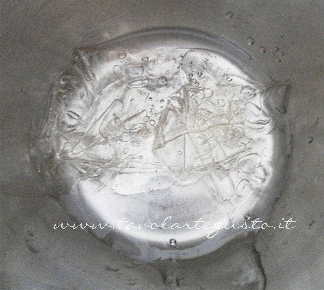 Sciogliere gelatina nel glucosio - Ricetta Pasta di Zucchero - Glassa Fondente Sciogliere gelatina nel glucosio - Ricetta Pasta di Zucchero - Glassa Fondente