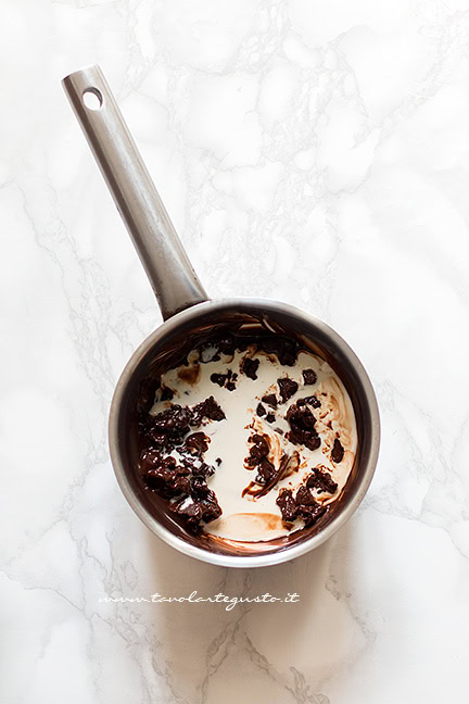 Versare la panna calda sul cioccolato - Ricetta Crema Ganache - Ganache al cioccolato