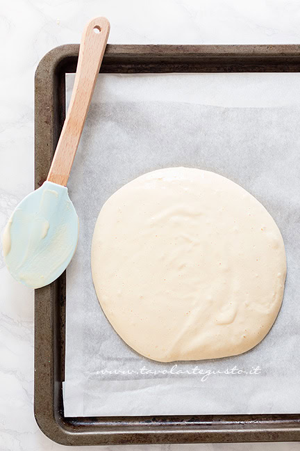 Versare l'impasto in teglia - Ricetta Pasta Biscotto