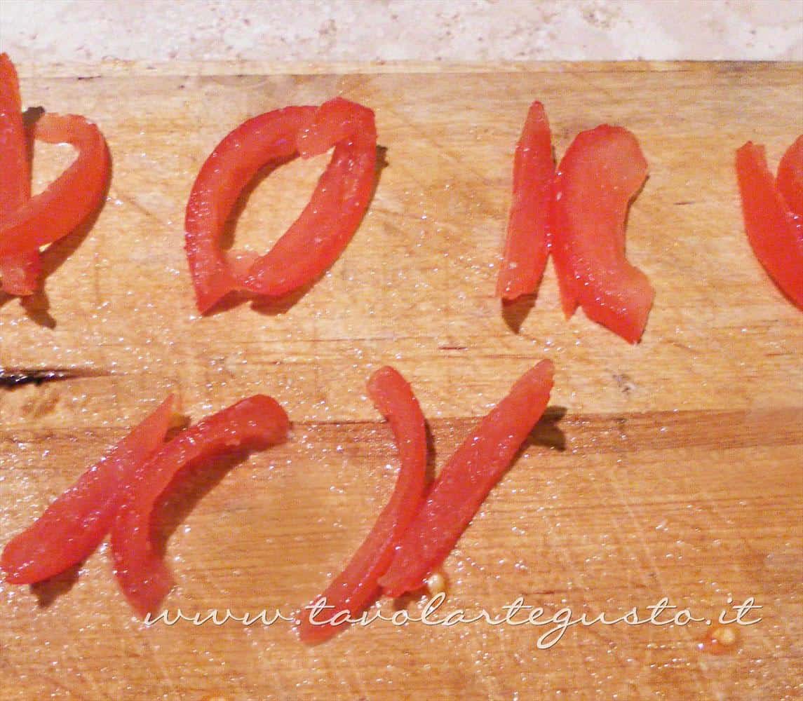 Affettare i pomodori e privarli dei semi - Ricetta Canapè caldi mozzarella e pomodoro Affettare i pomodori e privarli dei semi - Ricetta Canapè caldi mozzarella e pomodoro