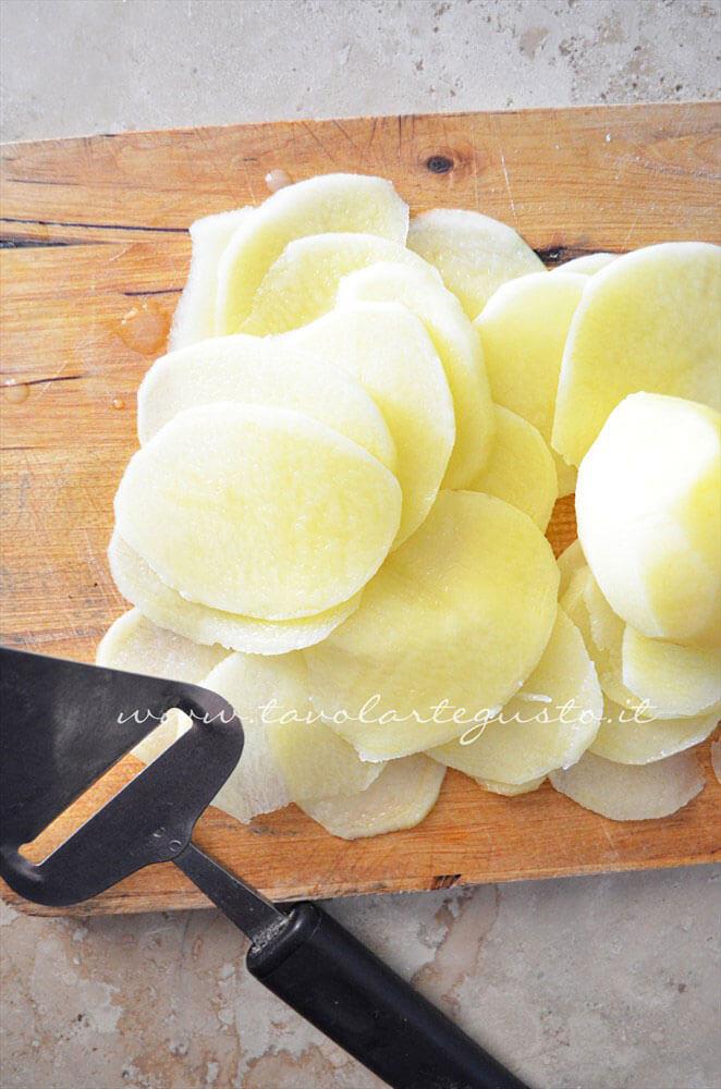 Affettare le patate sottilissime - Ricetta Pizza con patate e rosmarino Affettare le patate sottilissime - Ricetta Pizza con patate e rosmarino