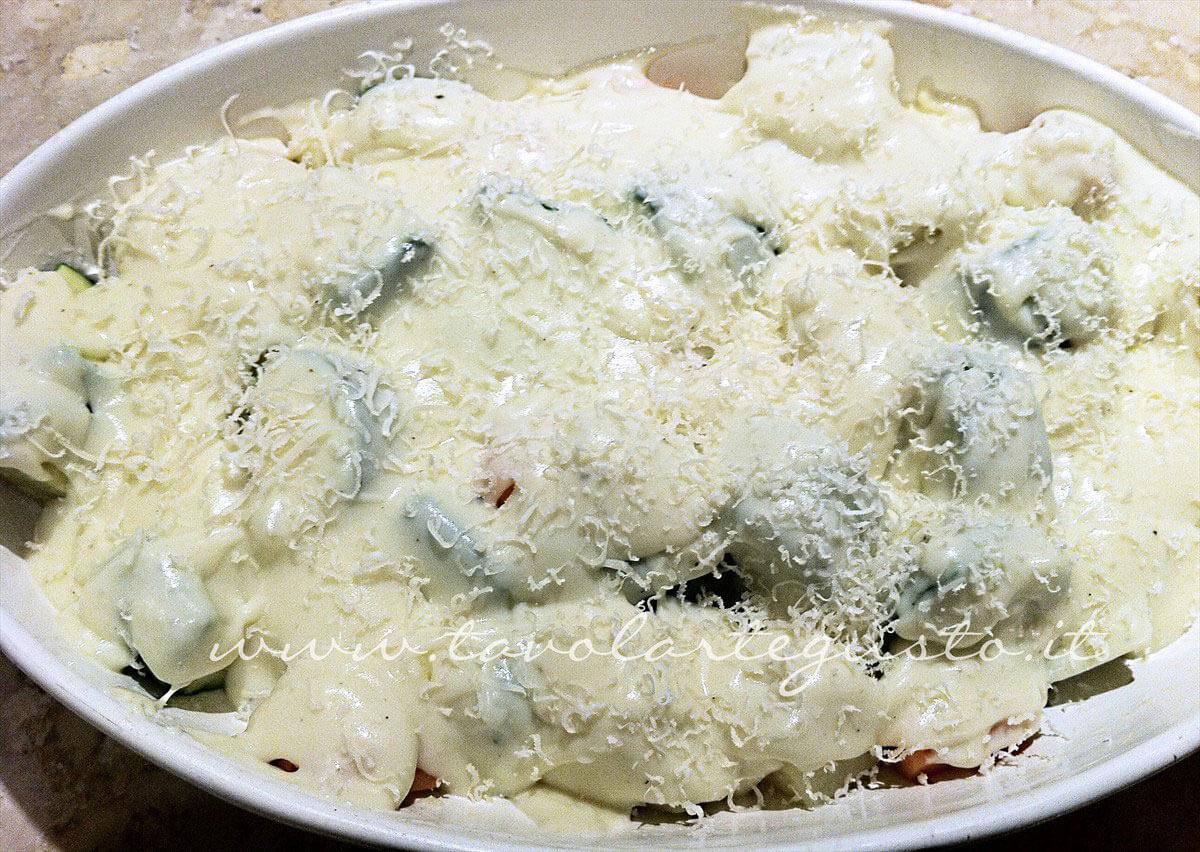Aggiungere la Besciamella sulle Verdure - Ricetta Verdure gratinate Aggiungere la Besciamella sulle Verdure - Ricetta Verdure gratinate