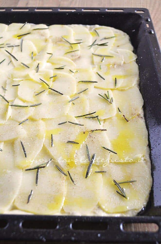 Aggiungere olio,rosmarino, sale e pepe -Ricetta Pizza con patate e rosmarino Aggiungere olio,rosmarino, sale e pepe -Ricetta Pizza con patate e rosmarino