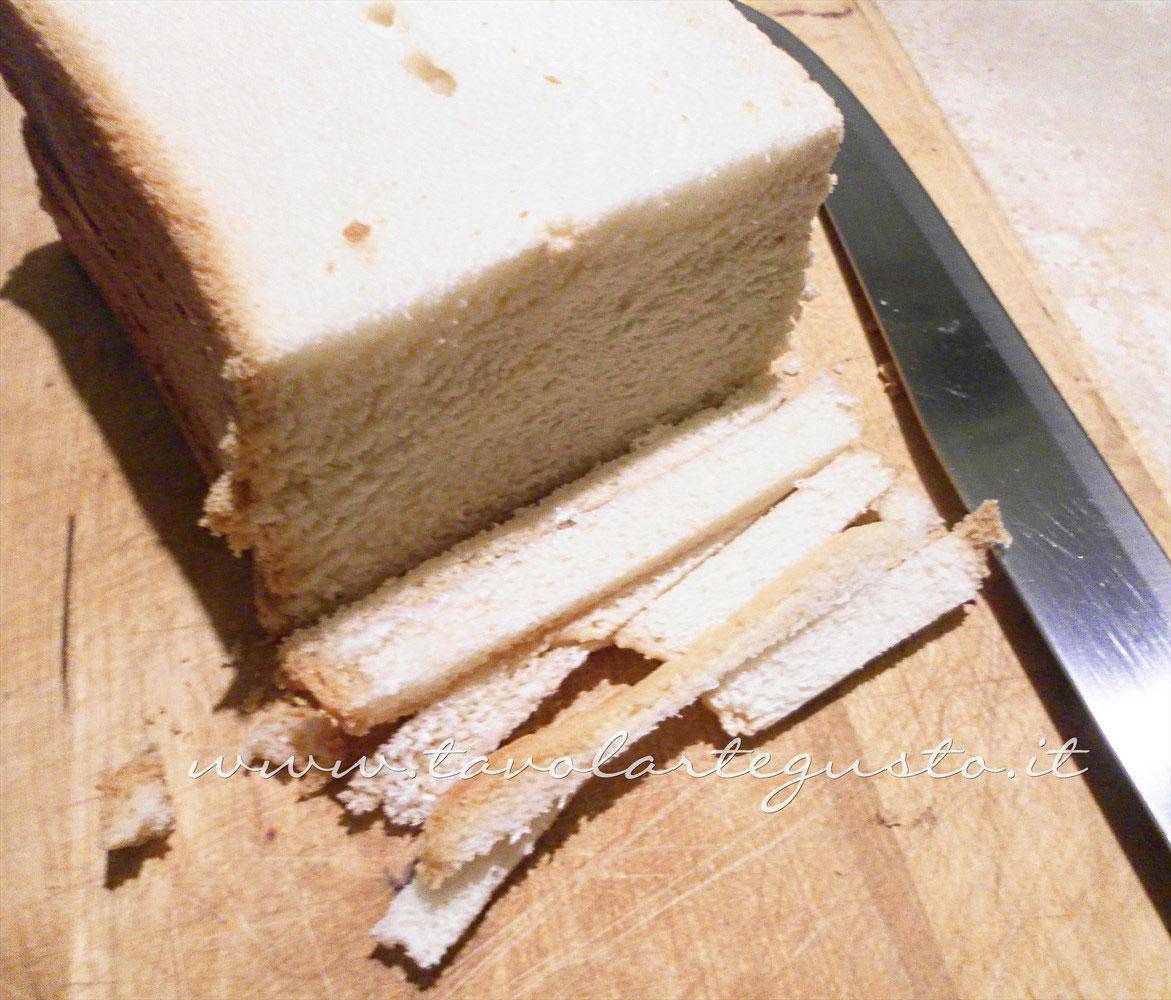 Eliminare la crosta al pan carrè - Ricetta Canapè caldi mozzarella e pomodoro Eliminare la crosta al pan carrè - Ricetta Canapè caldi mozzarella e pomodoro