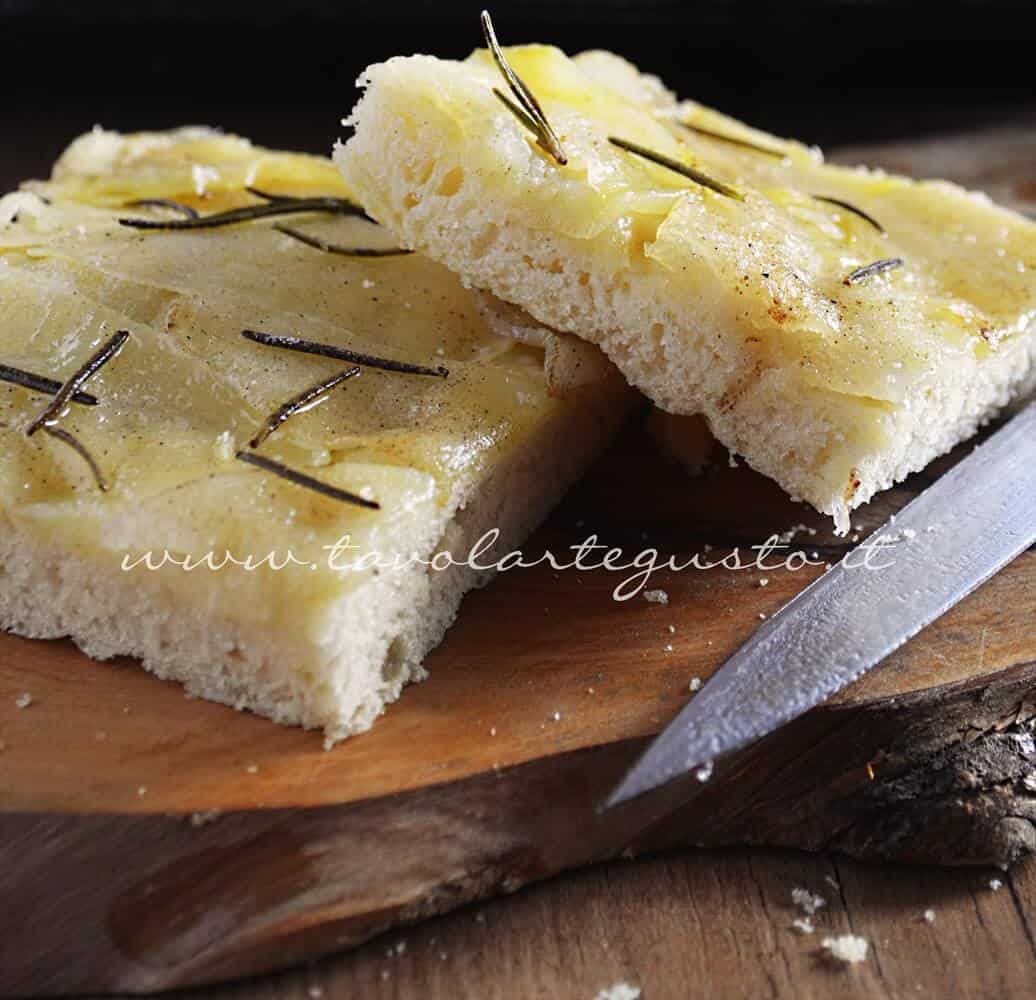 Pizza con patate e rosmarino - Ricetta Pizza con patate Pizza con patate e rosmarino - Ricetta Pizza con patate