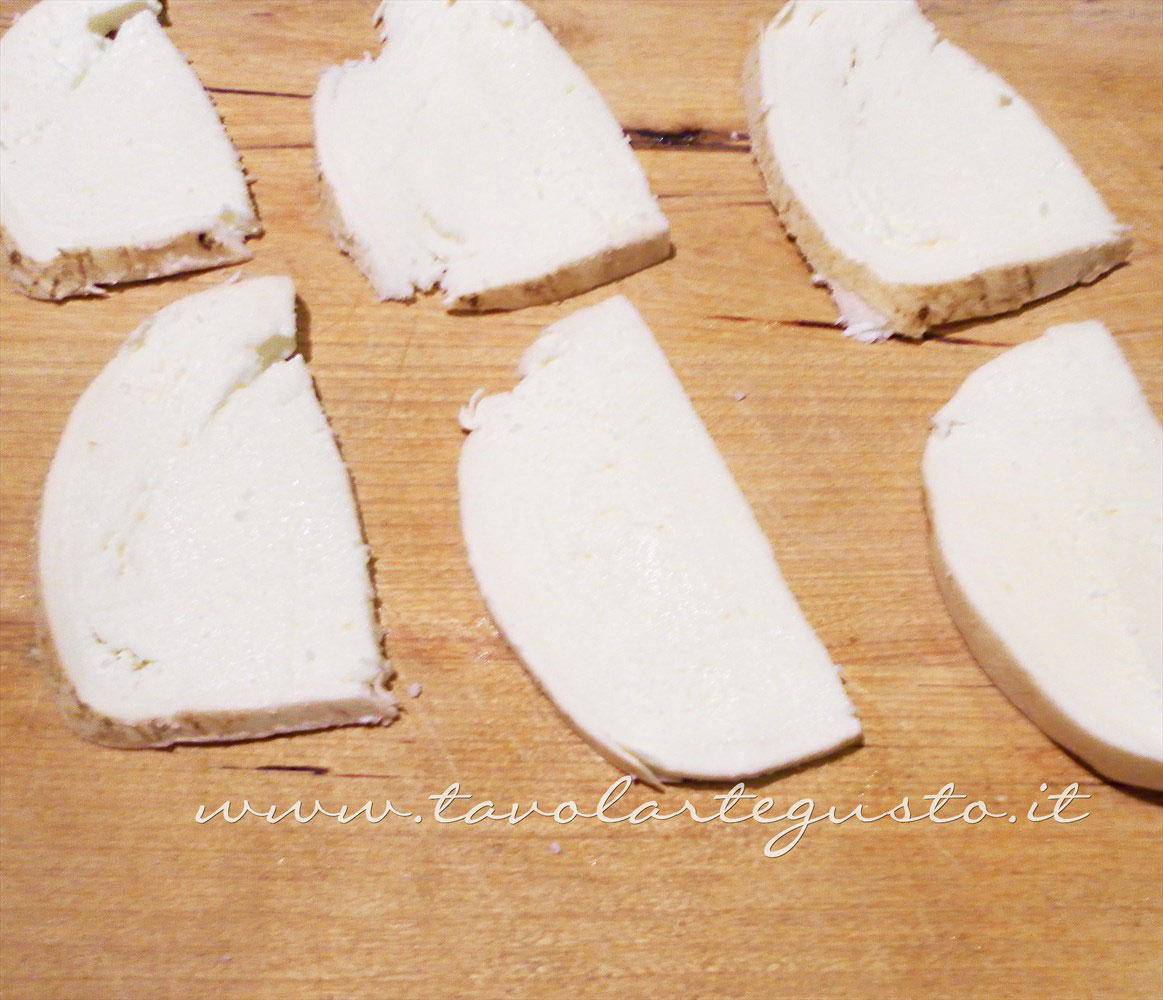 Preparare le fette di provola affumicata - Ricetta Canapè caldi mozzarella e pomodoro Preparare le fette di provola affumicata - Ricetta Canapè caldi mozzarella e pomodoro