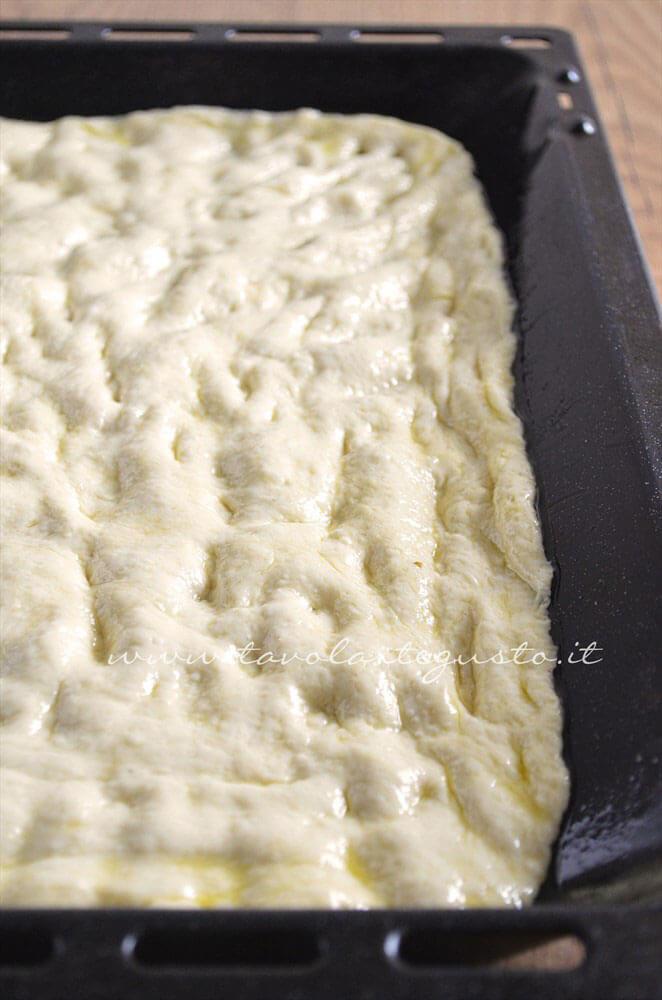 Stendere la pasta per in teglia.- Ricetta Pizza con patate e rosmarino Stendere la pasta per in teglia.- Ricetta Pizza con patate e rosmarino