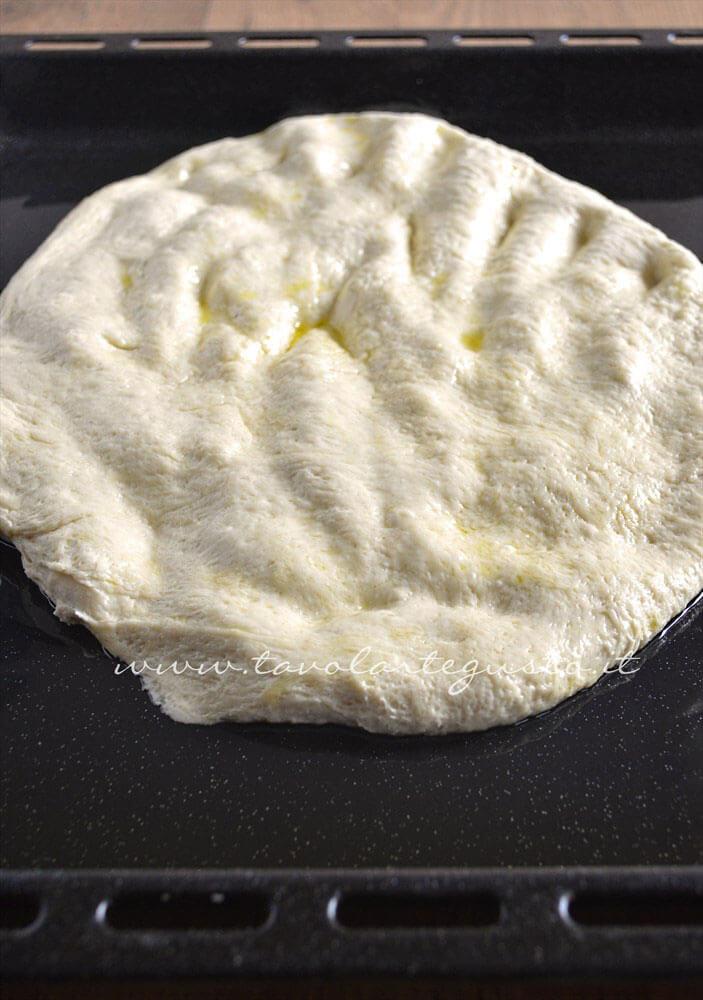 Stendere la pasta per pizza in teglia - Pizza con patate e rosmarino - Ricetta Pizza con patate Stendere la pasta per pizza in teglia - Pizza con patate e rosmarino - Ricetta Pizza con patate