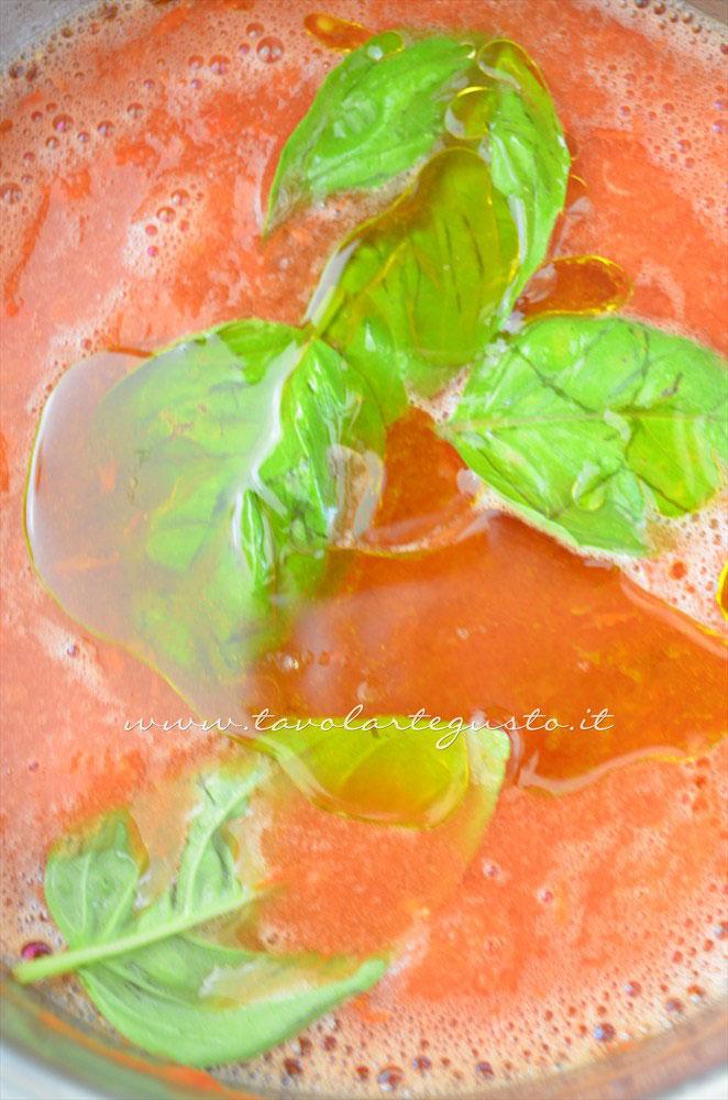 Aggiungere basilico e olio -Ricetta Risoni al pomodoro Aggiungere basilico e olio -Ricetta Risoni al pomodoro