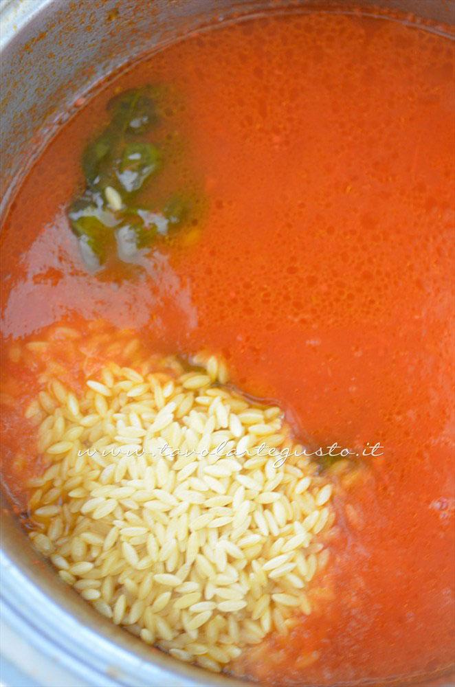 Aggiungere i Risoni al pomodoro - Ricetta Risoni alpomodoro Aggiungere i Risoni al pomodoro - Ricetta Risoni alpomodoro