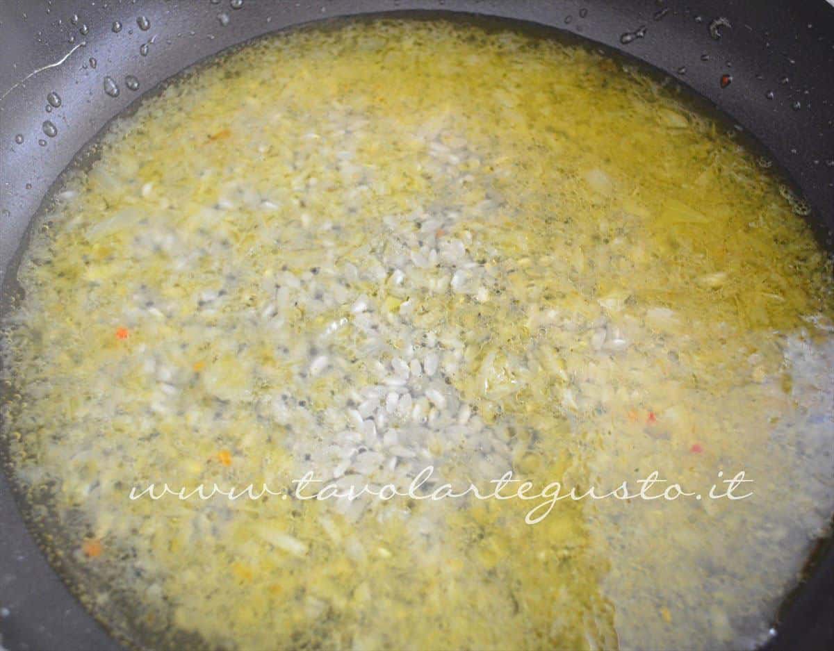 Aggiungere il brodo vegetale - Ricetta Vellutata di zucchine e piselli Aggiungere il brodo vegetale - Ricetta Vellutata di zucchine e piselli