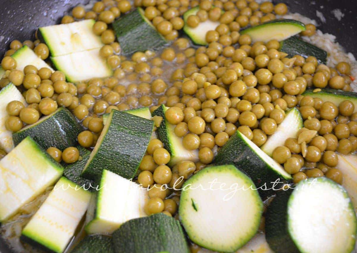 Aggiungere zucchine e piselli -Ricetta Vellutata di zucchine e piselli Aggiungere zucchine e piselli -Ricetta Vellutata di zucchine e piselli