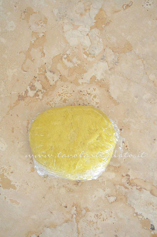Avvolgere la palla in una pellicola - Ricetta Pasta Brisee senza burro - Pasta Brisee all'olio extravergine Avvolgere la palla in una pellicola - Ricetta Pasta Brisee senza burro - Pasta Brisee all'olio extravergine