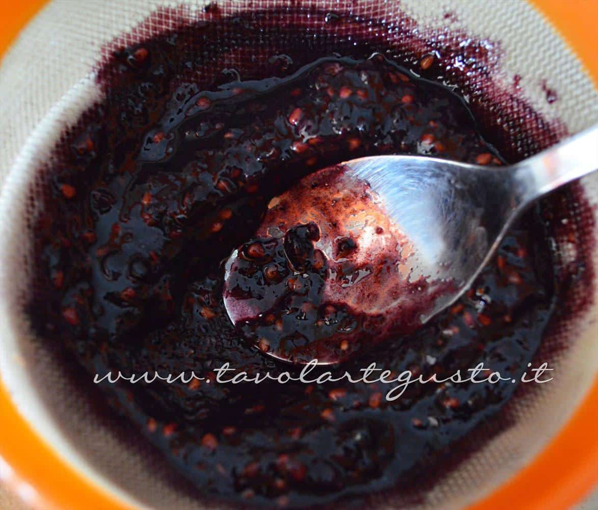 Filtrare il succo di more - Ricetta Gelato alla vaniglia senza uova in salsa di more (senza gelatiera)