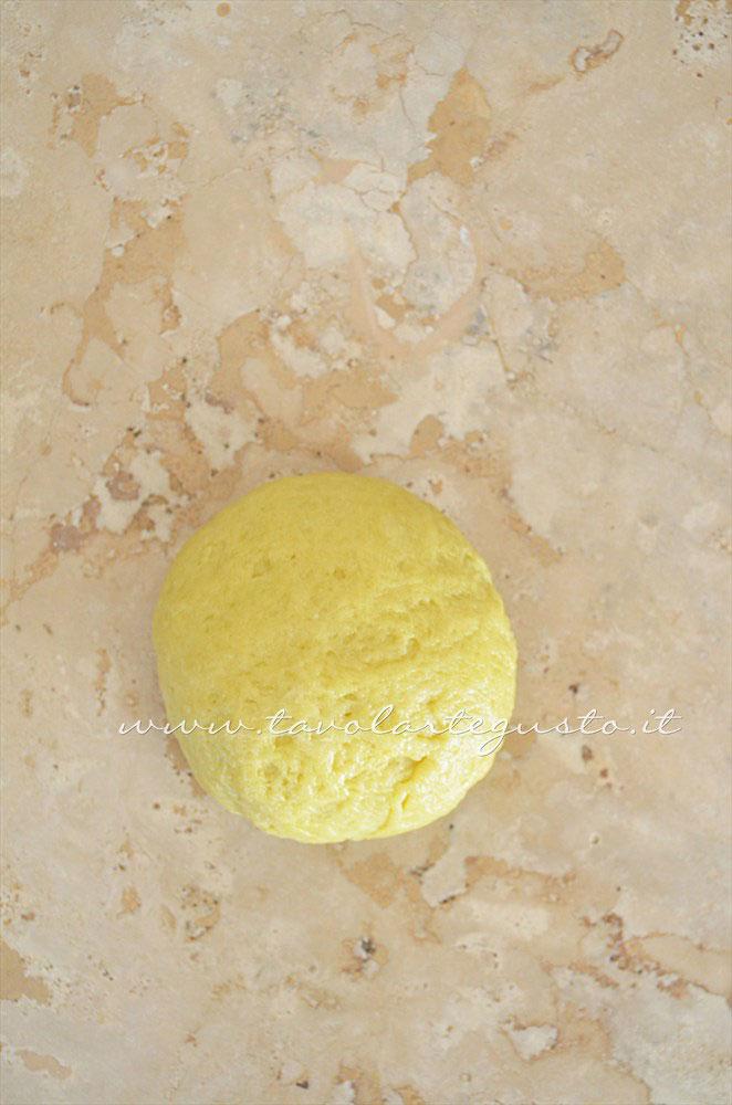 Formare una palla - Ricetta Pasta Brisee senza burro - Pasta Brisee all'olio extravergine Formare una palla - Ricetta Pasta Brisee senza burro - Pasta Brisee all'olio extravergine