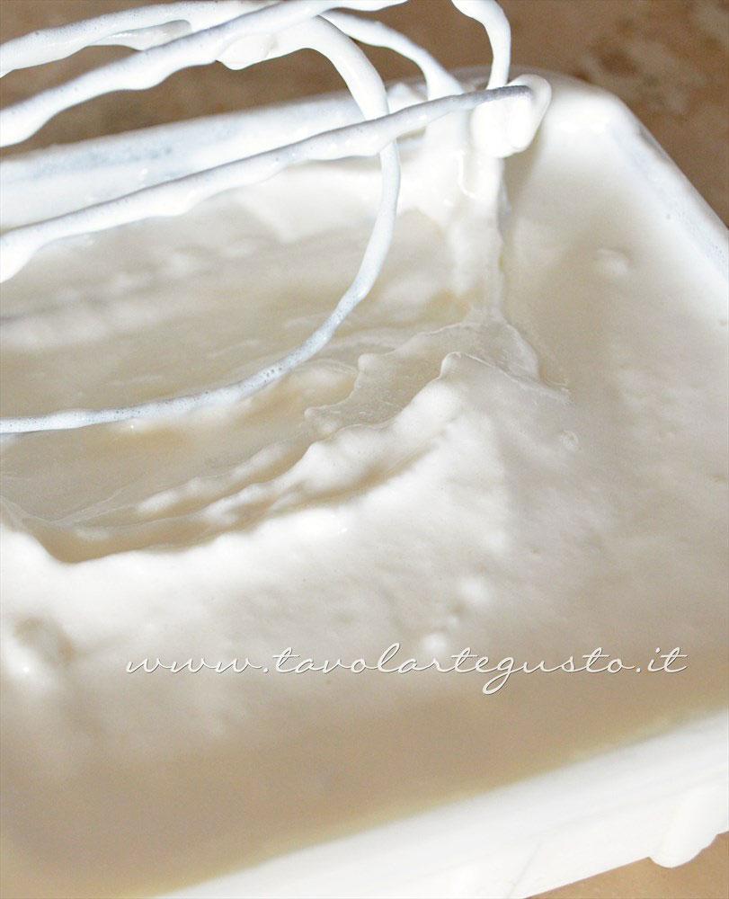 Girare il gelato periodicamente - Ricetta Gelato alla vaniglia senza uova in salsa di more (senza gelatiera) Girare il gelato periodicamente - Ricetta Gelato alla vaniglia senza uova in salsa di more (senza gelatiera)
