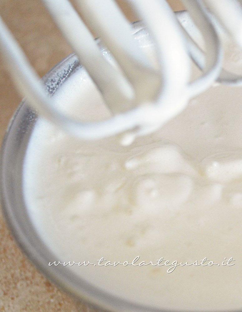 Montare il composto con le fruste - Ricetta Gelato alla vaniglia senza uova in salsa di more (senza gelatiera) Montare il composto con le fruste - Ricetta Gelato alla vaniglia senza uova in salsa di more (senza gelatiera)