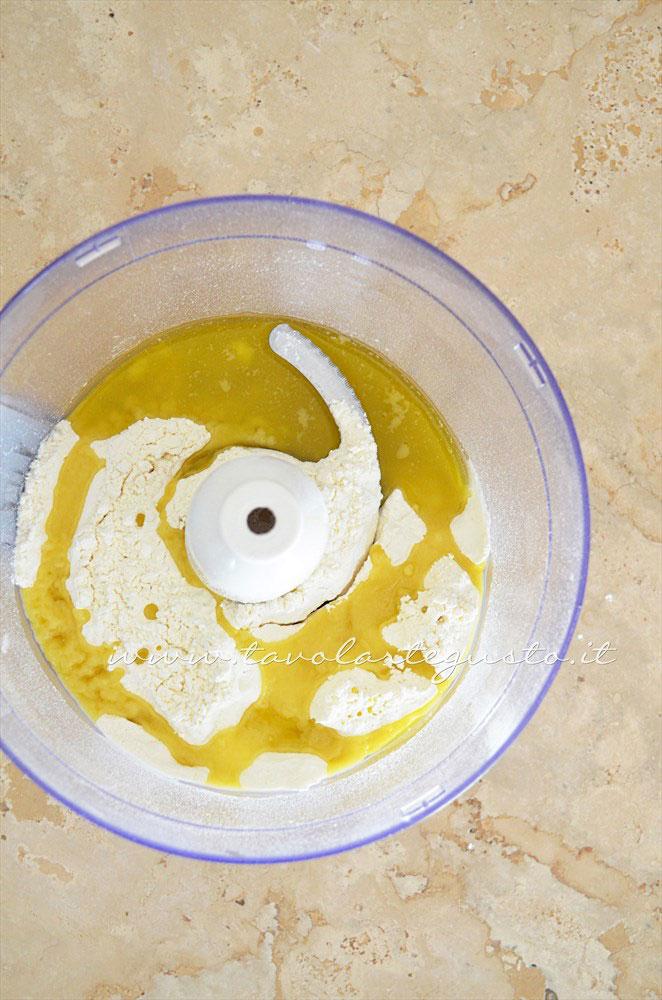 Preparare l'impasto della Brisee senza burro 1 - Ricetta Pasta Brisee senza burro - Pasta Brisee all'olio extravergine Preparare l'impasto della Brisee senza burro 1 - Ricetta Pasta Brisee senza burro - Pasta Brisee all'olio extravergine