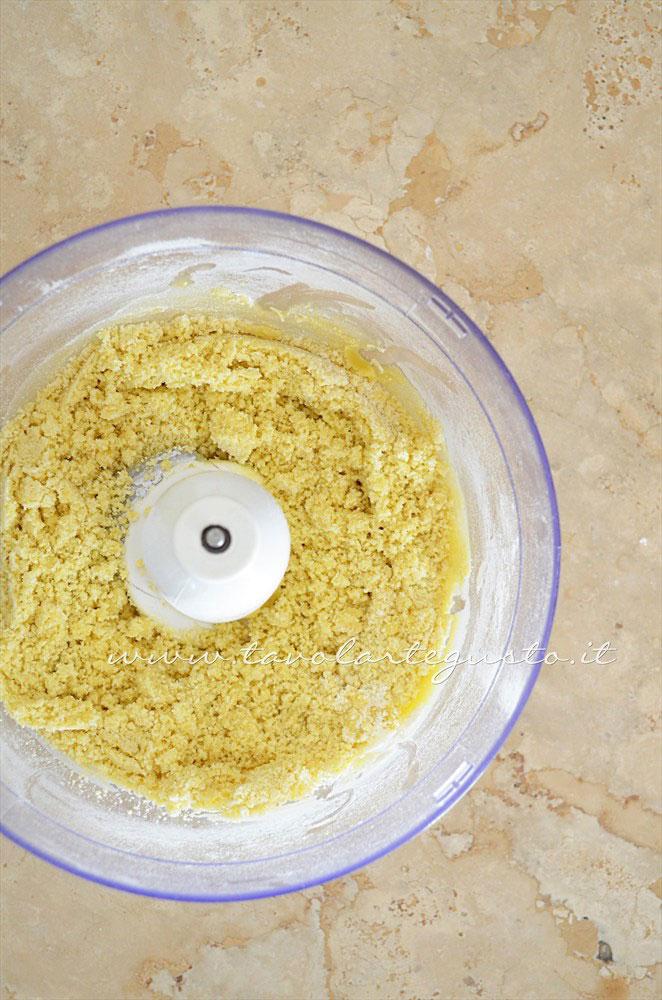 Preparare l'impasto della Brisee senza burro 2 - Ricetta Pasta Brisee senza burro - Pasta Brisee all'olio extravergine Preparare l'impasto della Brisee senza burro 2 - Ricetta Pasta Brisee senza burro - Pasta Brisee all'olio extravergine