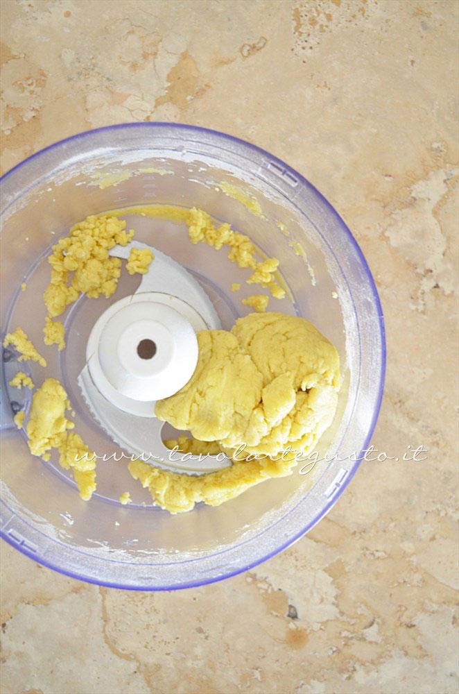 Preparare l'impasto della Brisee senza burro 3 - Ricetta Pasta Brisee senza burro - Pasta Brisee all'olio extravergine Preparare l'impasto della Brisee senza burro 3 - Ricetta Pasta Brisee senza burro - Pasta Brisee all'olio extravergine