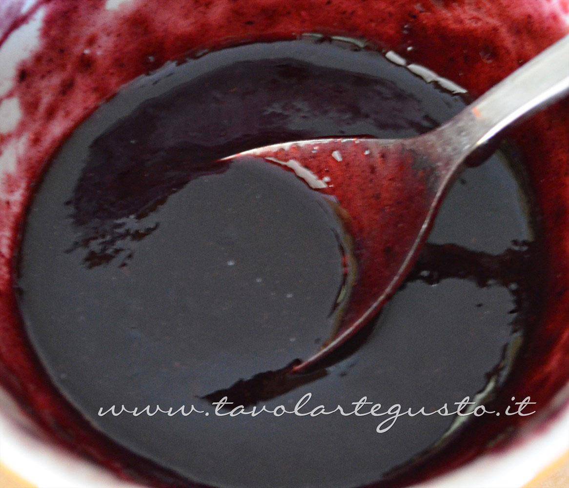 Salsa di more - Ricetta Gelato alla vaniglia senza uova in salsa di more (senza gelatiera) Salsa di more - Ricetta Gelato alla vaniglia senza uova in salsa di more (senza gelatiera)
