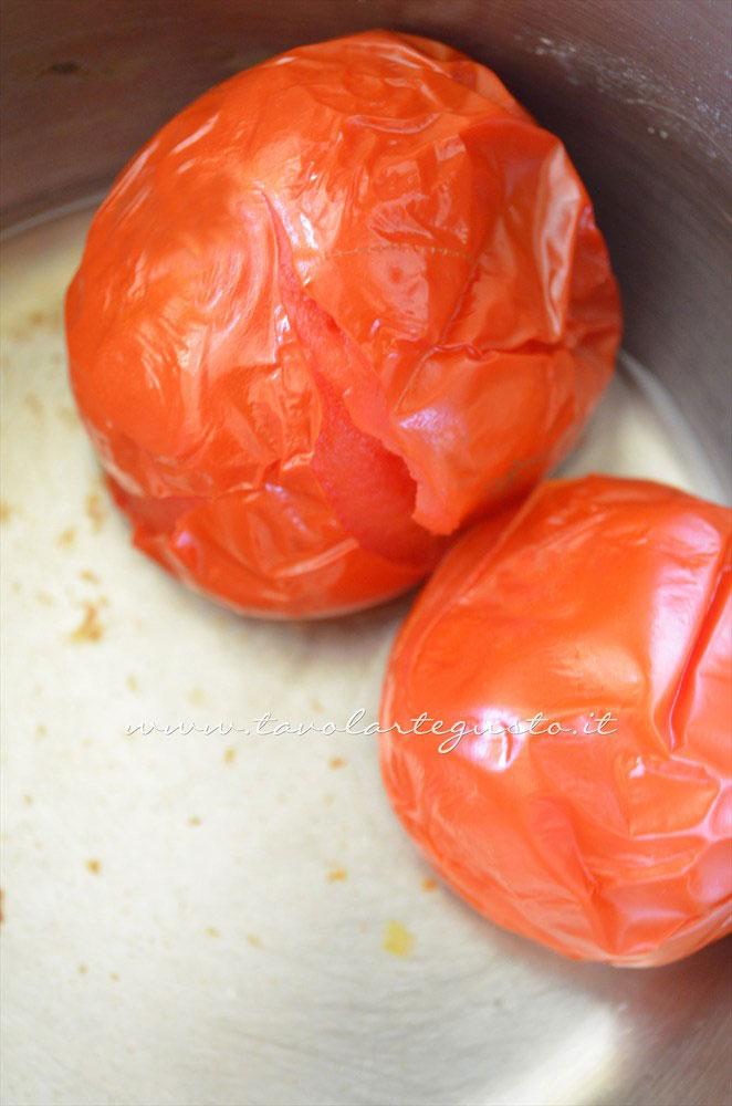 Sbollentare il pomodoro - Ricetta Risoni al pomodoro Sbollentare il pomodoro - Ricetta Risoni al pomodoro