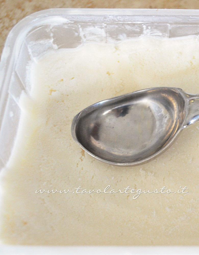 Sciacciare il gelato per compattare il composto - Ricetta Gelato alla vaniglia senza uova in salsa di more (senza gelatiera) Sciacciare il gelato per compattare il composto - Ricetta Gelato alla vaniglia senza uova in salsa di more (senza gelatiera)
