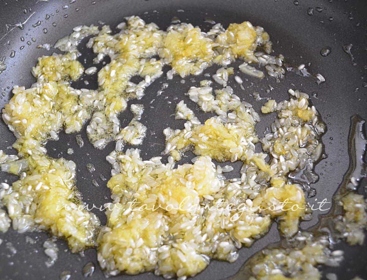 Tostare il il riso - Ricetta Vellutata di zucchine e piselli Tostare il il riso - Ricetta Vellutata di zucchine e piselli