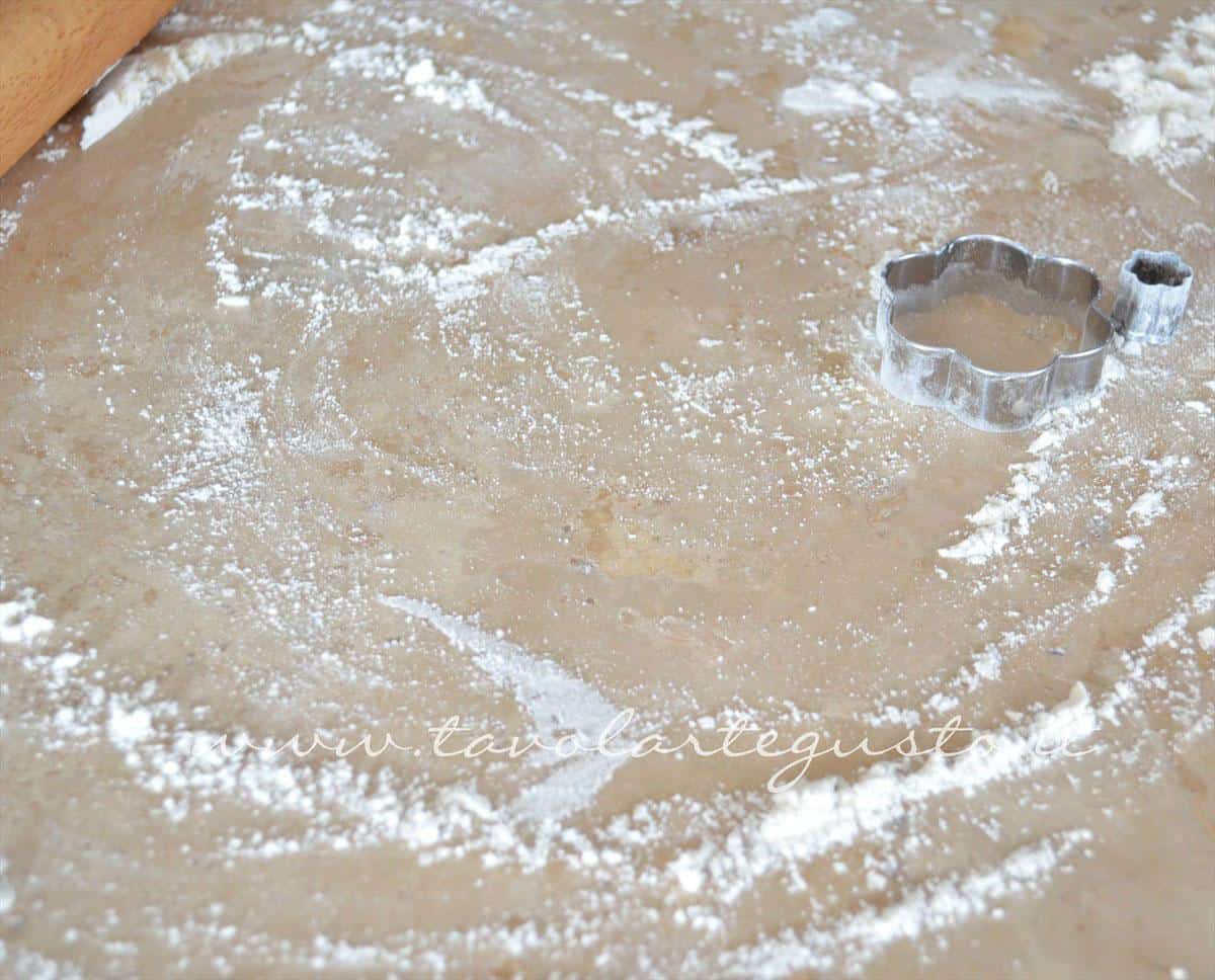 Infarinare il piano di lavoro - Ricetta Biscotti veloci con Philadelphia Milka Infarinare il piano di lavoro - Ricetta Biscotti veloci con Philadelphia Milka